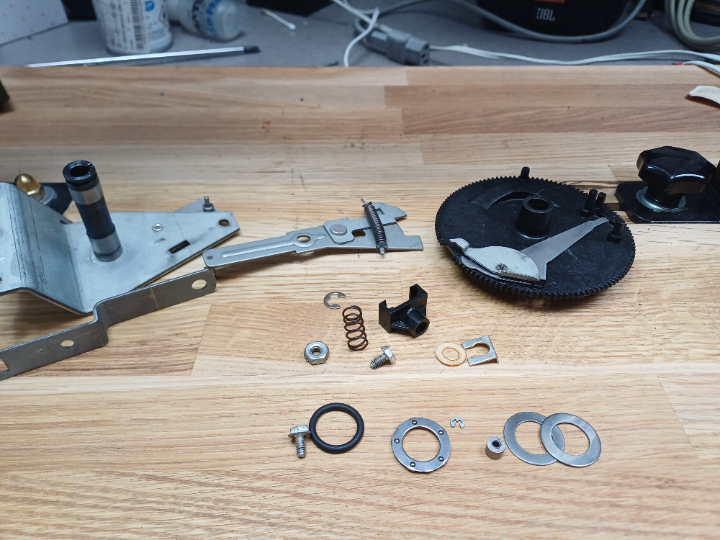 Mechanik zerlegt und von verharztem Schmiermittel gereinigt Mechanik zerlegt und von verharztem Schmiermittel gereinigt
