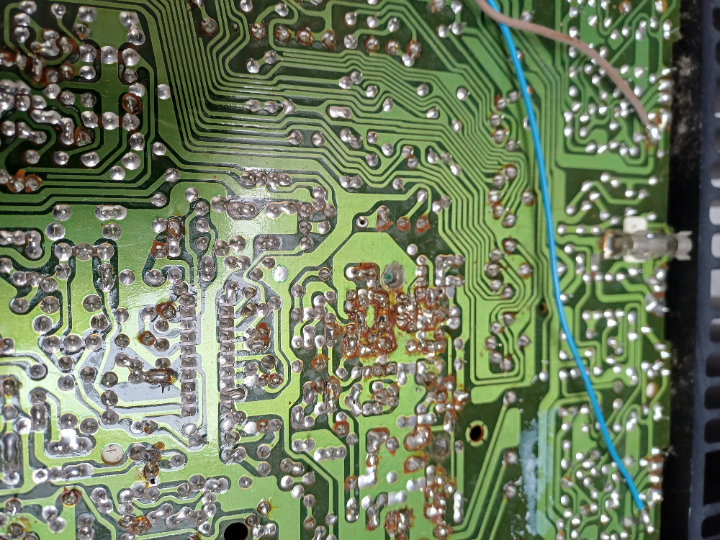 An vielen Lötstellen wurde im Laufe der Zeit bereits gelötet, die HiFi-Anlage war im Laufe der Zeit schon mehrmals zur Reparatur, davon zeugten auch viele Reparaturaufkleber vom Quelle Service Linz. Da es die Firma Quelle seit 2010 nicht mehr gibt, ist dies auch schon etwas her. Laut Kunde wurde die Anlage auch Anfang der 80er bei Quelle gekauft. An vielen Lötstellen wurde im Laufe der Zeit bereits gelötet, die HiFi-Anlage war im Laufe der Zeit schon mehrmals zur Reparatur, davon zeugten auch viele Reparaturaufkleber vom Quelle Service Linz. Da es die Firma Quelle seit 2010 nicht mehr gibt, ist dies auch schon etwas her. Laut Kunde wurde die Anlage auch Anfang der 80er bei Quelle gekauft.