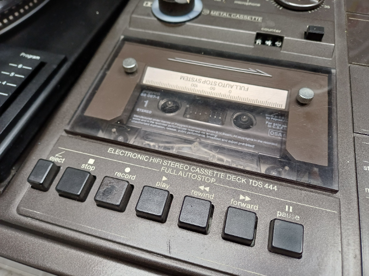 Verbautes Tapedeck TDS-444. Verbautes Tapedeck TDS-444.