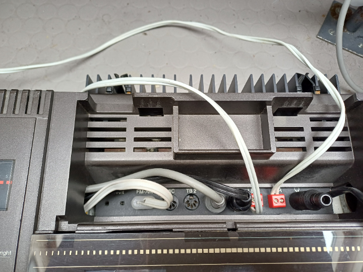 Anschlüsse der Schneider TS-2025 HiFi Kompaktanlage.
Obwohl der Plattenspieler und das Kassettenlaufwerk fix verbaut sind, wurden die Audioverbindungen steckbar ausgeführt, so konnte theoretisch auch externe Geräte angeschlossen werden. Anschlüsse der Schneider TS-2025 HiFi Kompaktanlage.
Obwohl der Plattenspieler und das Kassettenlaufwerk fix verbaut sind, wurden die Audioverbindungen steckbar ausgeführt, so konnte theoretisch auch externe Geräte angeschlossen werden.