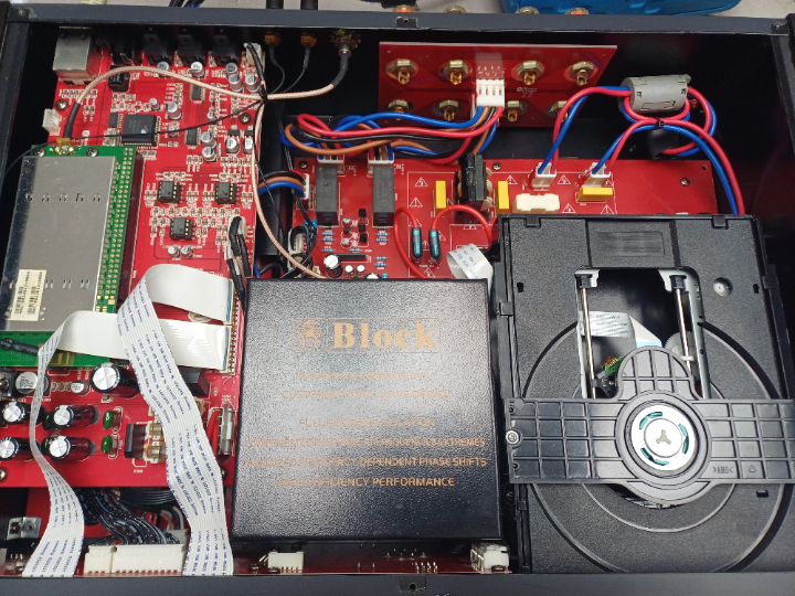 Blick ins Innere, aufgeräumt, wenig ungenützter Raum, dafür elegante rote Platinen.