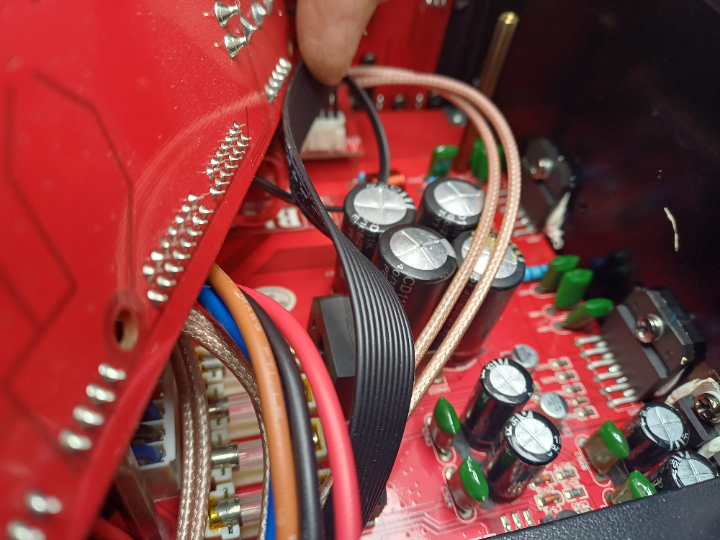 Unter der oberen Platine versteckt die Endstufen ICs und die dazugehörige Spannungsversorgung.
