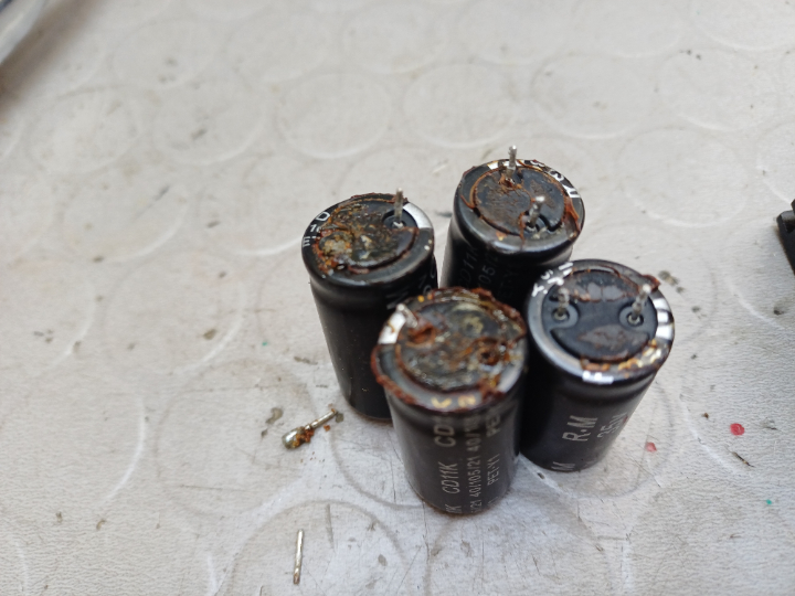 Elektrolytkondensatoren ausgebaut