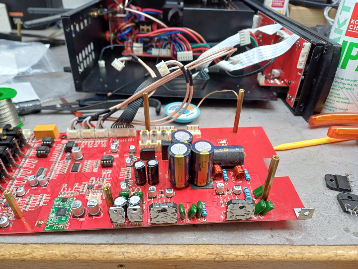 Neue Elektrolytkondensatoren mit säurefreiem Klebeband eingebaut.