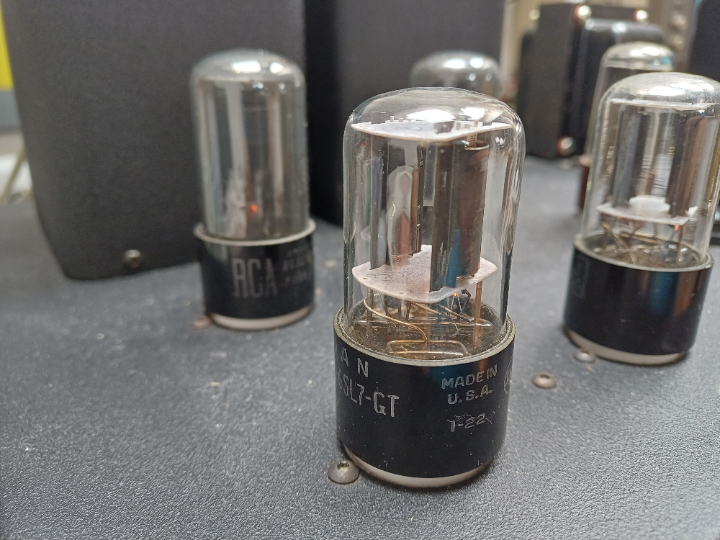 Bausatz mit fünf Röhren, pro Kanal jeweils eine 6SC7GT als Vorstufe und eine 6V6GT als Leitungsstufe. Zusätzlich noch eine 5Y3GT Gleichrichterröhre. Eigentlich ein Grundaufbau wie er auch gerne vor allem in Amerikanischen Radios verwendet wurde. Bausatz mit fünf Röhren, pro Kanal jeweils eine 6SC7GT als Vorstufe und eine 6V6GT als Leitungsstufe. Zusätzlich noch eine 5Y3GT Gleichrichterröhre. Eigentlich ein Grundaufbau wie er auch gerne vor allem in Amerikanischen Radios verwendet wurde.