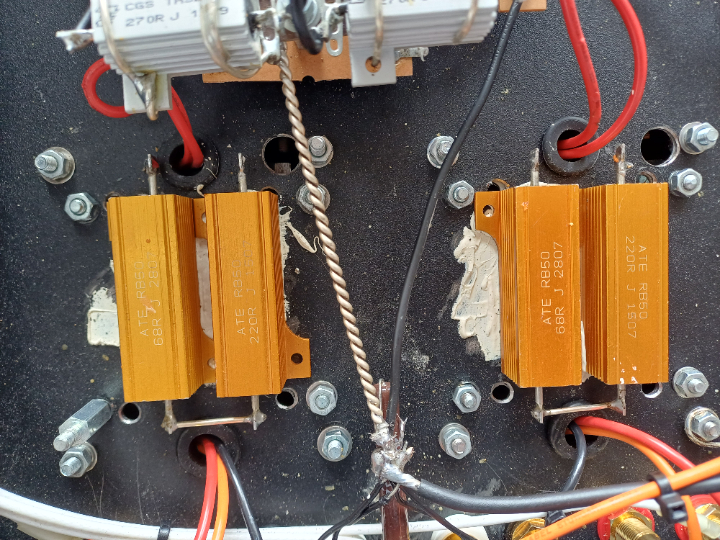Nicht angeschlossene zusätzliche verbaute Leitungswiderstände. Das Problem ist hier aber eher die Montage, diese wurden nur mit Silikon festgeklebt. Bei der Wärmeentwicklung einer Röhrenendstufe, vielleicht nicht die beste Lösung. Nicht angeschlossene zusätzliche verbaute Leitungswiderstände. Das Problem ist hier aber eher die Montage, diese wurden nur mit Silikon festgeklebt. Bei der Wärmeentwicklung einer Röhrenendstufe, vielleicht nicht die beste Lösung.