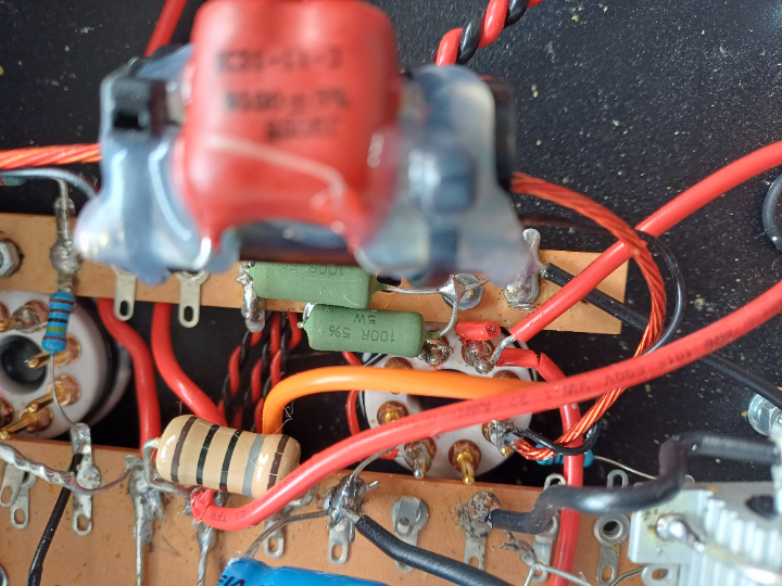 Am Sockel einer Leistungsröhre, ein Kabel als Verbindung der Anodenanschlüsse beider Kanäle. Im Prinzip eine double single-ended Schaltung. Am Sockel einer Leistungsröhre, ein Kabel als Verbindung der Anodenanschlüsse beider Kanäle. Im Prinzip eine double single-ended Schaltung.