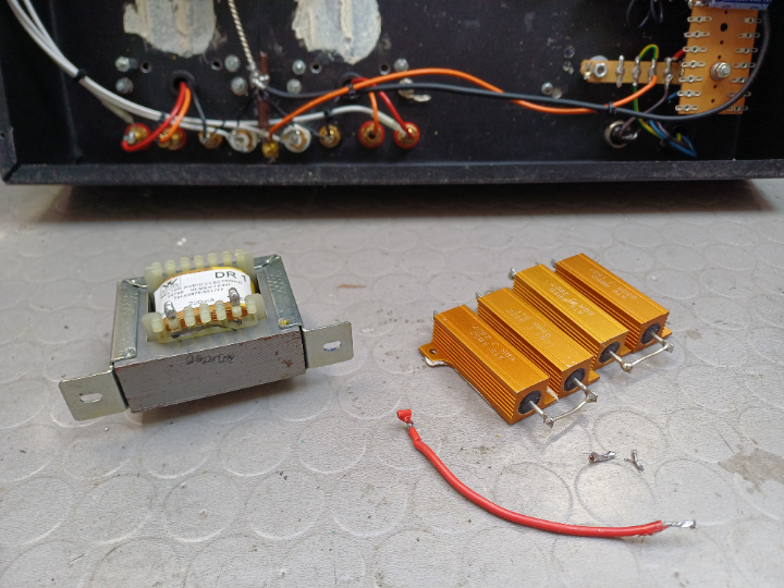 Nicht benötigte Bauteile. Zusätzlich wurde noch ein Sicherungshalter und ein zusätzlicher Netztrafo verbaut. Diese blieben jedoch aus optischen Gründen am Gehäuse verbaut. Große Löcher auf der Gehäuse Oberseite will keiner. Nicht benötigte Bauteile. Zusätzlich wurde noch ein Sicherungshalter und ein zusätzlicher Netztrafo verbaut. Diese blieben jedoch aus optischen Gründen am Gehäuse verbaut. Große Löcher auf der Gehäuse Oberseite will keiner.
