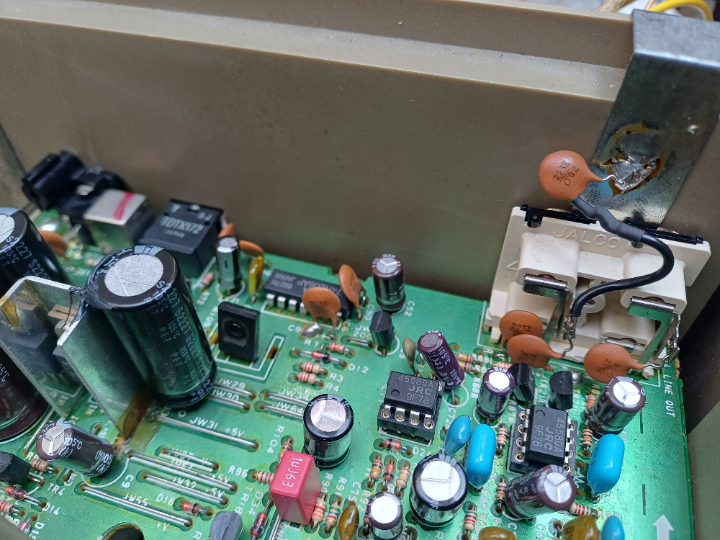 Detailaufnahme der wiederhergestellten Audioanschlüsse beim Akai CD-55
