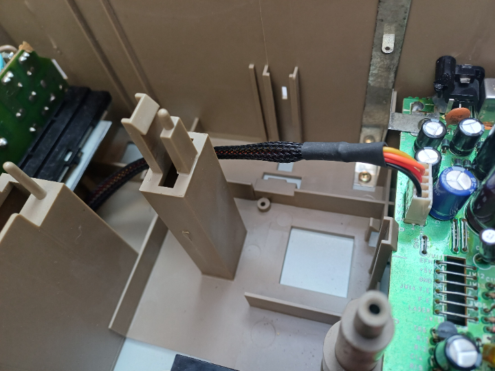 Detailaufnahme AC Niederspannungsleitung Akai CD-55